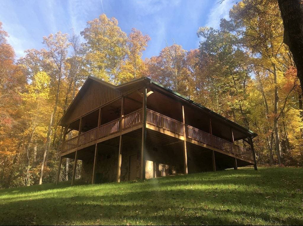Foto 6 von 34: Gemütliche hundefreundliche Hütte umgeben von schönen Bergbäumen mit Whirlpool+