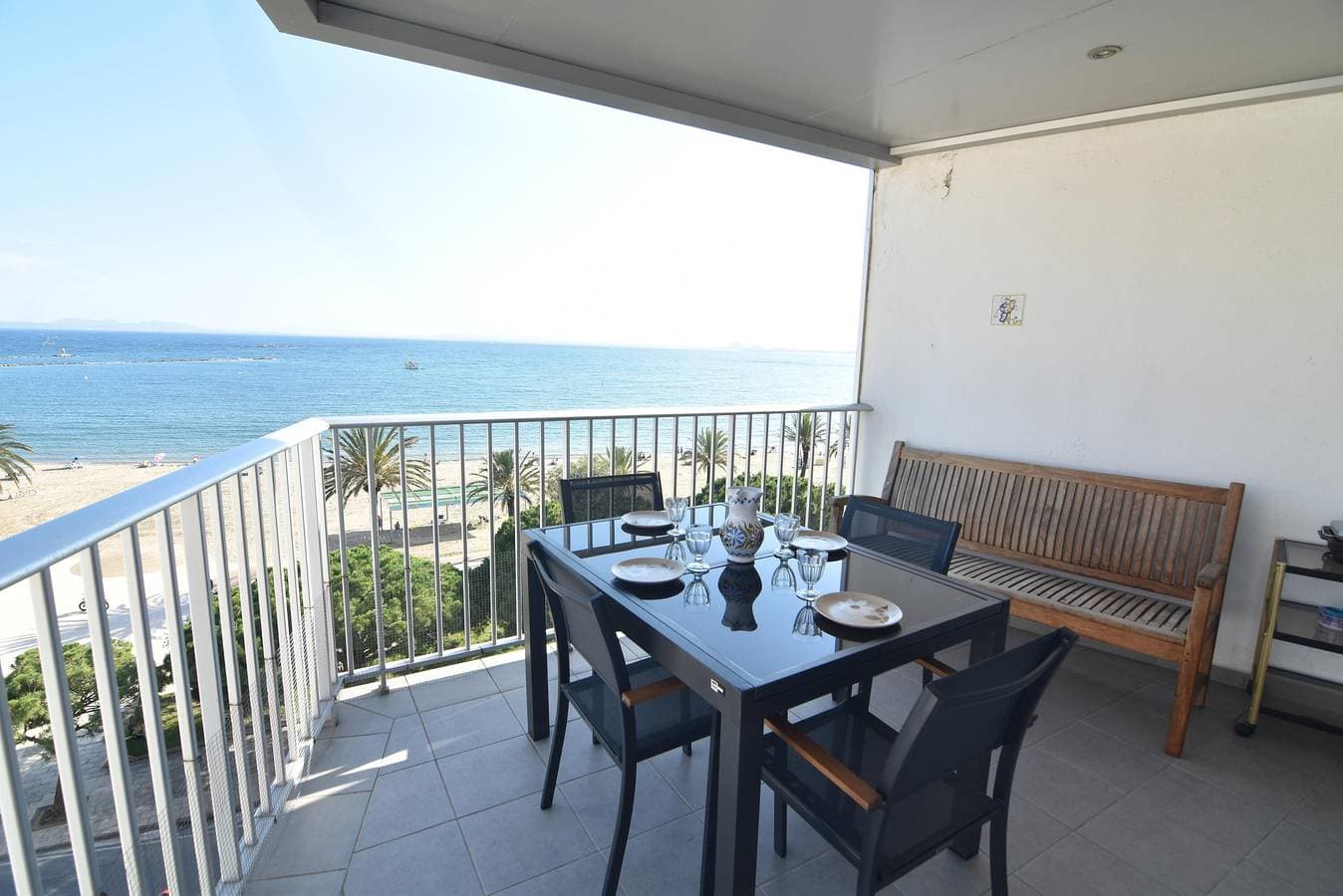 Foto 2 von 22: Apartment direkt am Strand in Roses, Costa Brava! 1 Schlafzimmer, Meerblick, Terrasse, kostenfreies WLAN. Buchen Sie jetzt!