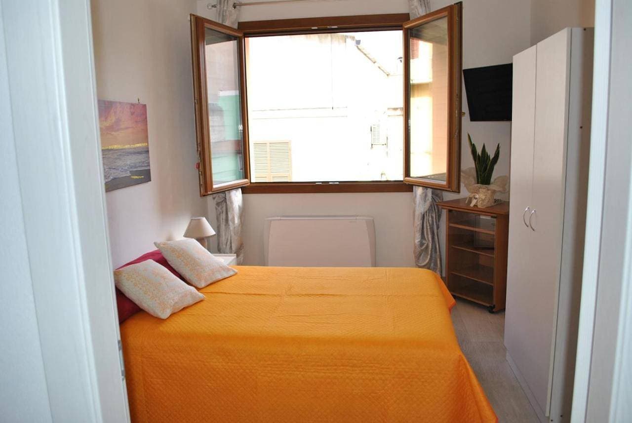 Foto 7 von 10: Small Double Room with Shared Bathroom