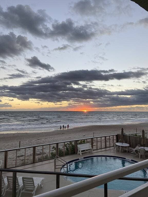 Foto 10 von 30: Oceanfront Studio - “also can’t get closer to the beach” View, comfy and clean!