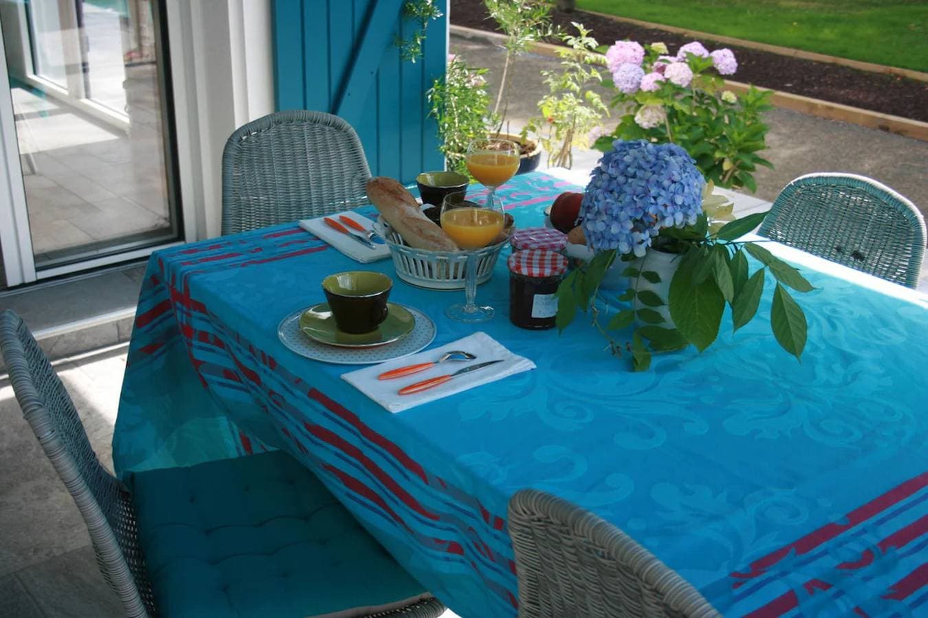 Foto 13 von 13: Gästezimmer 'Txori Etxea – Gelbes Zimmer' mit Pool und Frühstück