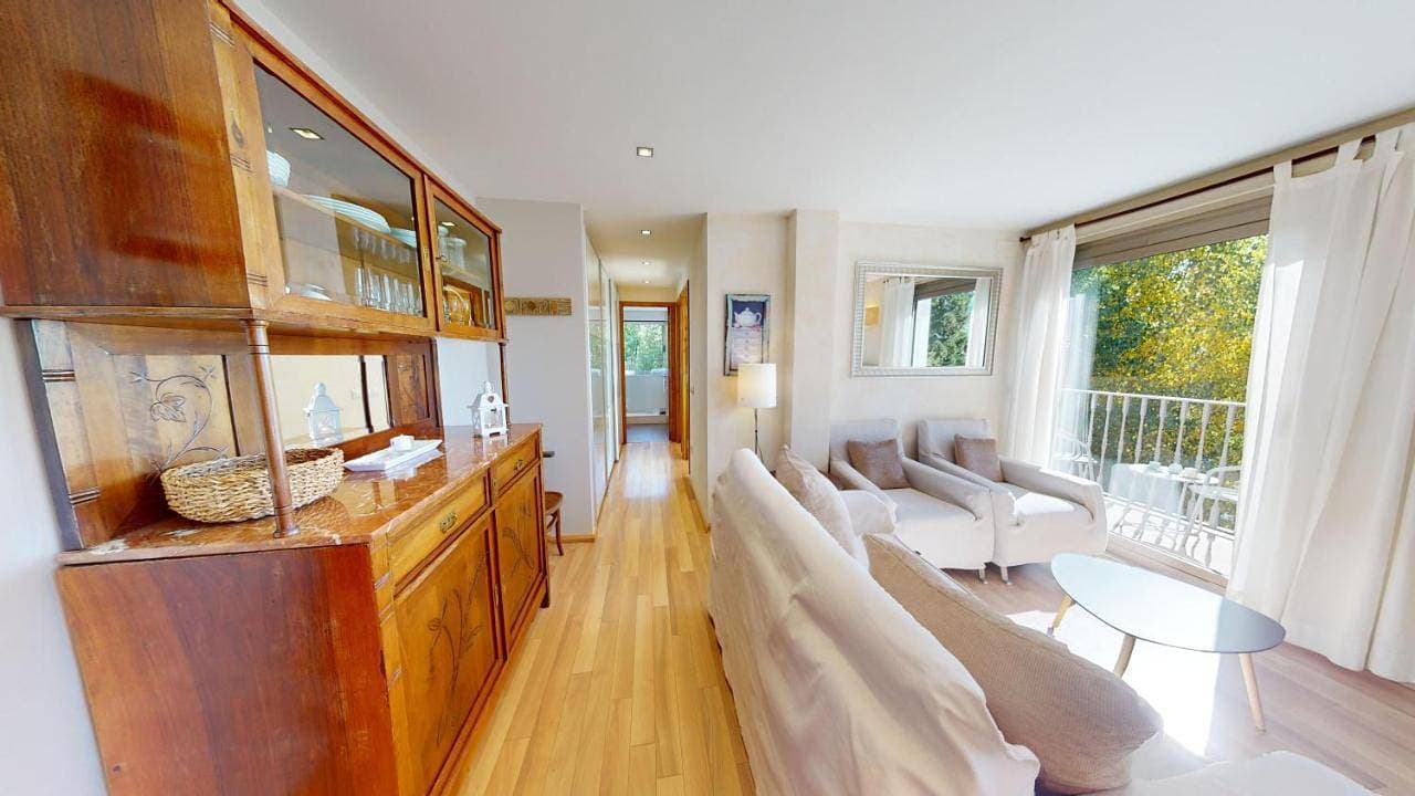 Foto 9 von 45: Two-Bedroom Apartment  with Balcony and Mountain View