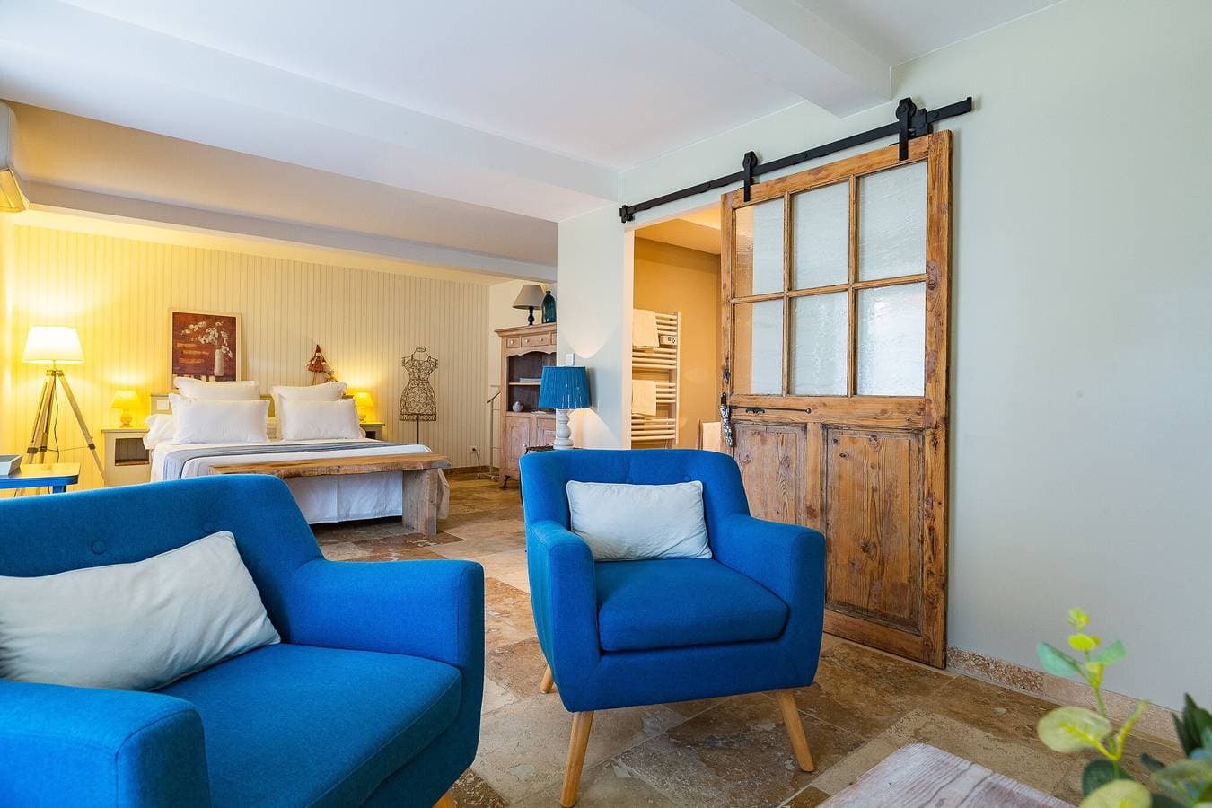 Foto 13 von 21: Klimatisiertes Gästezimmer „Lavande“ im Gartengeschoss mit Bergblick