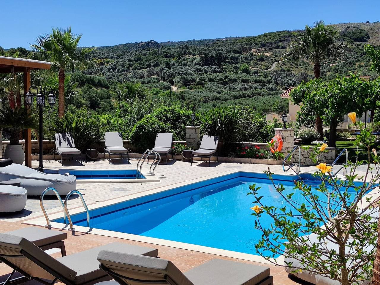 Foto 9 von 55: Villa in Kyrianna mit Pool und Bergblick