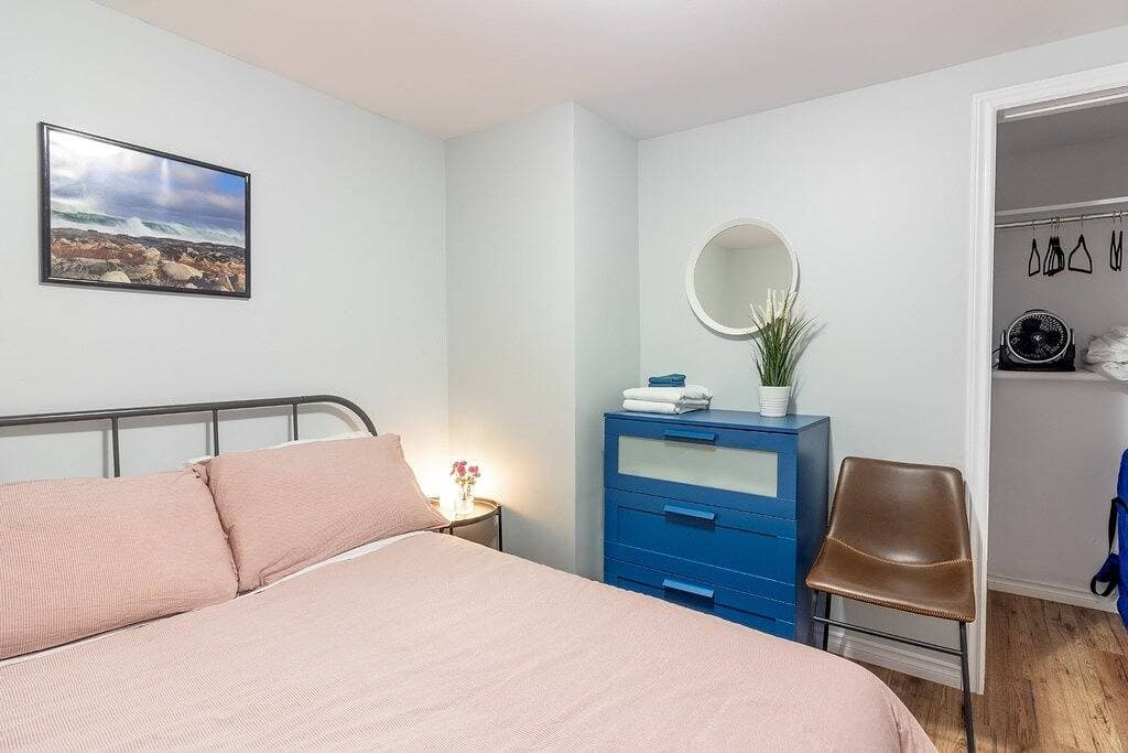 Foto 7 von 19: Quiet, large private backyard, fully equipped, dreamy beds!  Short or long term.