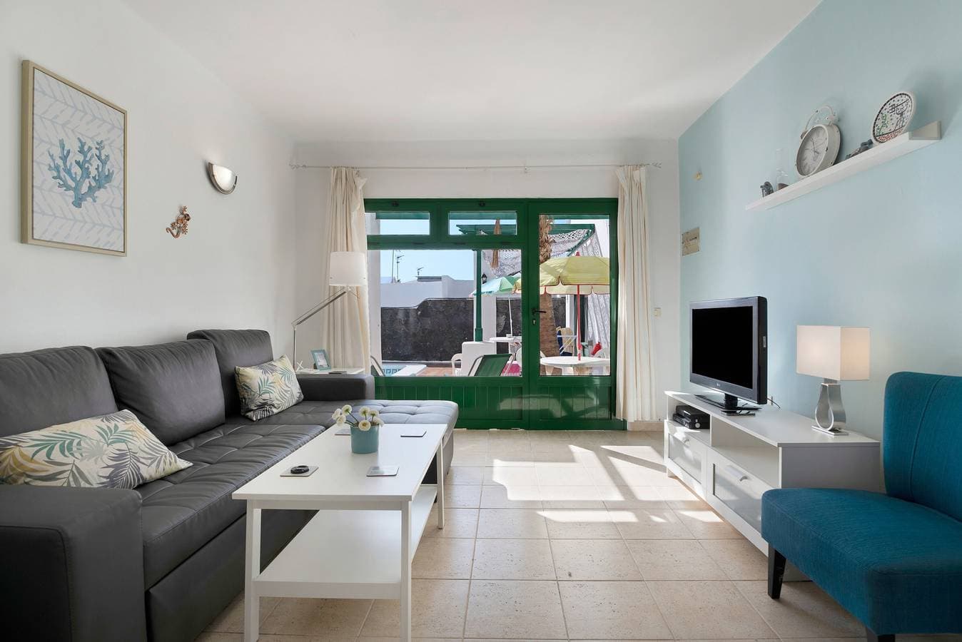 Foto 4 von 27: "Apt 2 Las Palmeras III Lanzarote" mit Meer- und Bergblick, Gemeinschaftspool und privater Terrasse