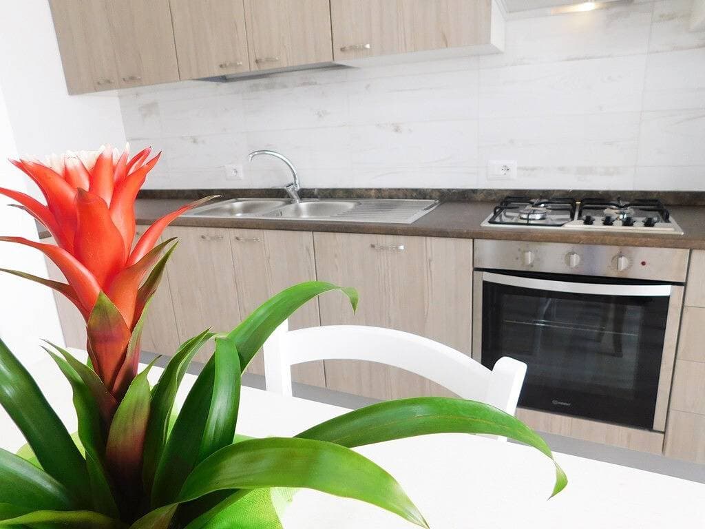 Foto 5 von 13: Two-room apartment in the center of Torre San Giovanni with balcony facing the sea. Zentrale Zwei-Zimmer-Wohnung am Meer mit Balkon, Meerblick und Klimaanlage