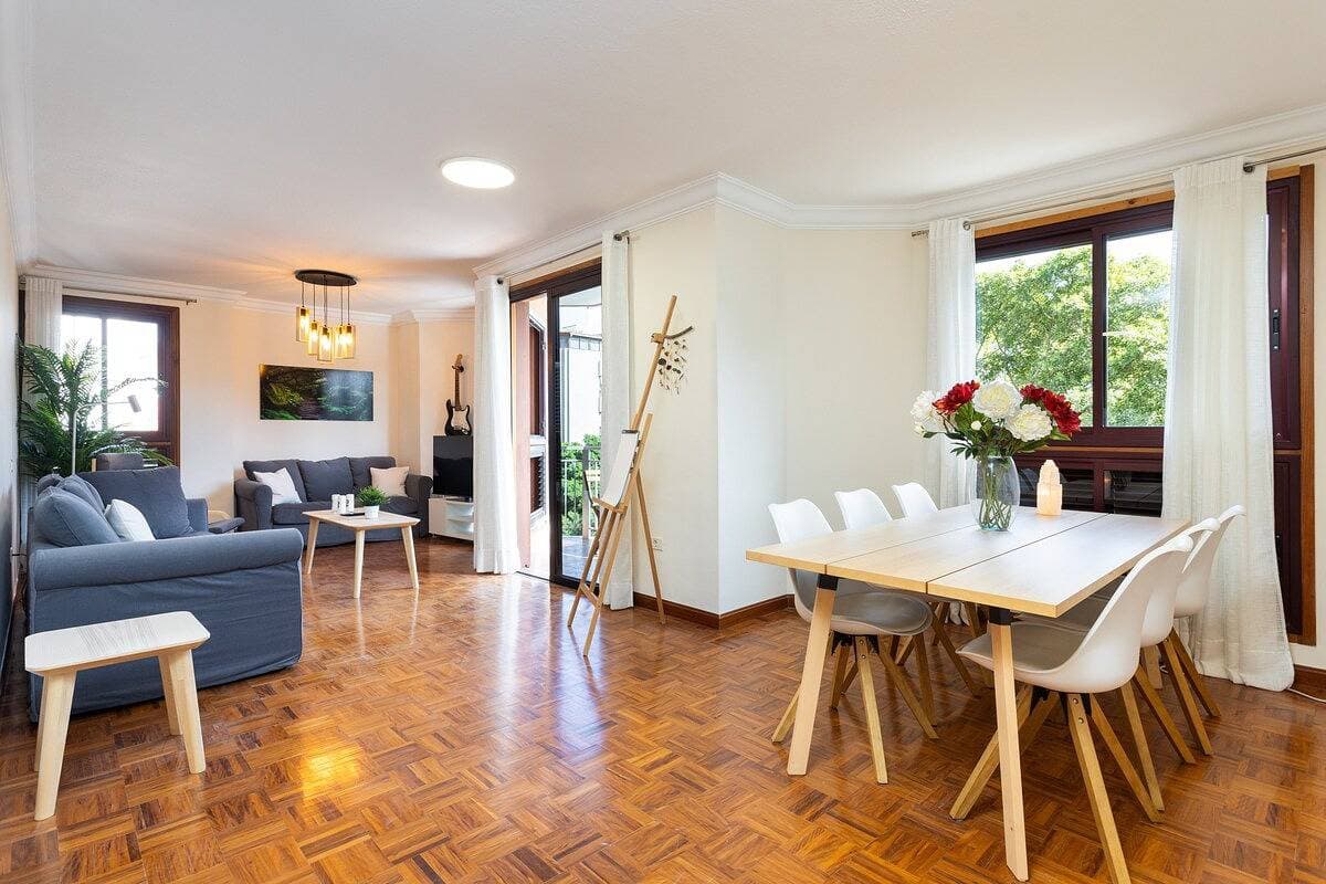 Foto 4 von 39: Home2Book Design & Luminous Apt Santa Cruz Center