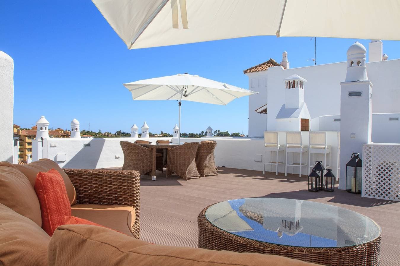 Foto 6 von 38: Top del Golf Hills Marbella - Large roof top lounge terrace
