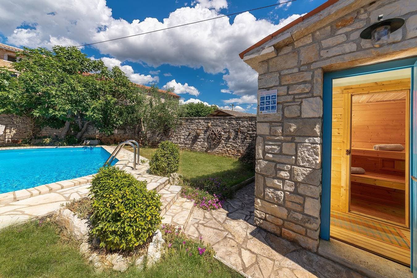 Mediterranes Steinhaus mit Privatpool, Sauna, Meerblick, Kamin, Sommerkueche 1
