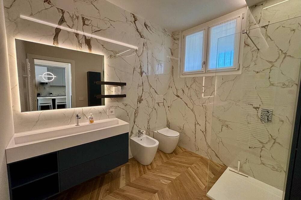 Foto 5 von 22: Luxurious new apartment with a terrace overlooking the lake on the Sarnico lakeshore.