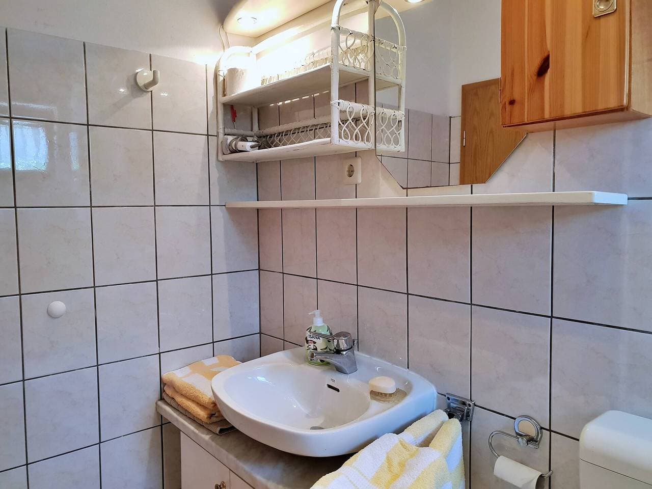Foto 11 von 26: Apartment Bijelic - mit Balkon, 480 m vom Meer entfernt, Grill, privater Parkplatz, keine Klimaanlage