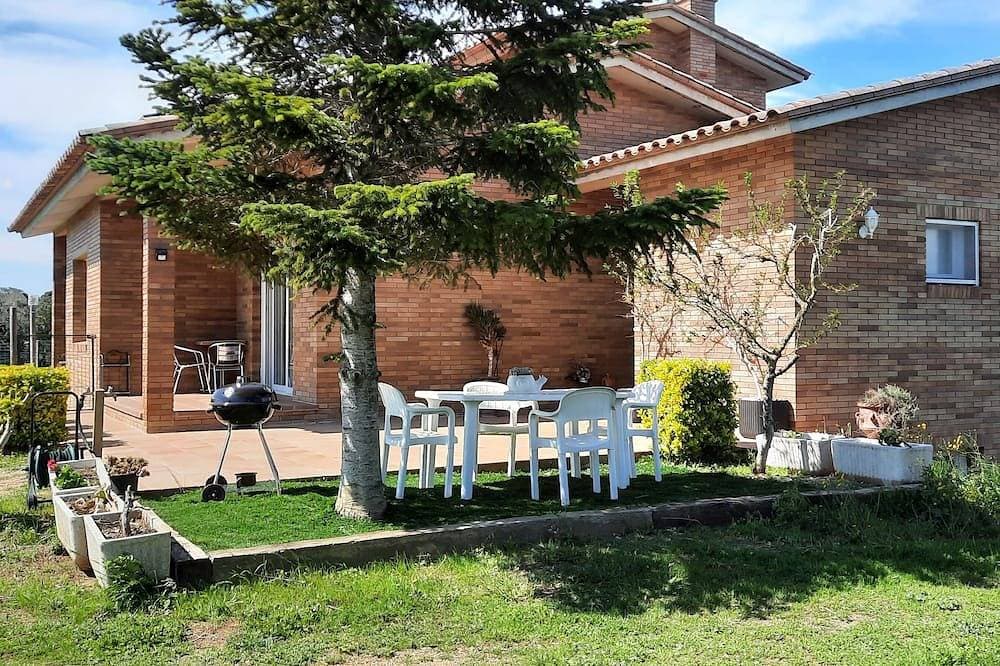 House in a quiet area with views of the old town of Pals 1