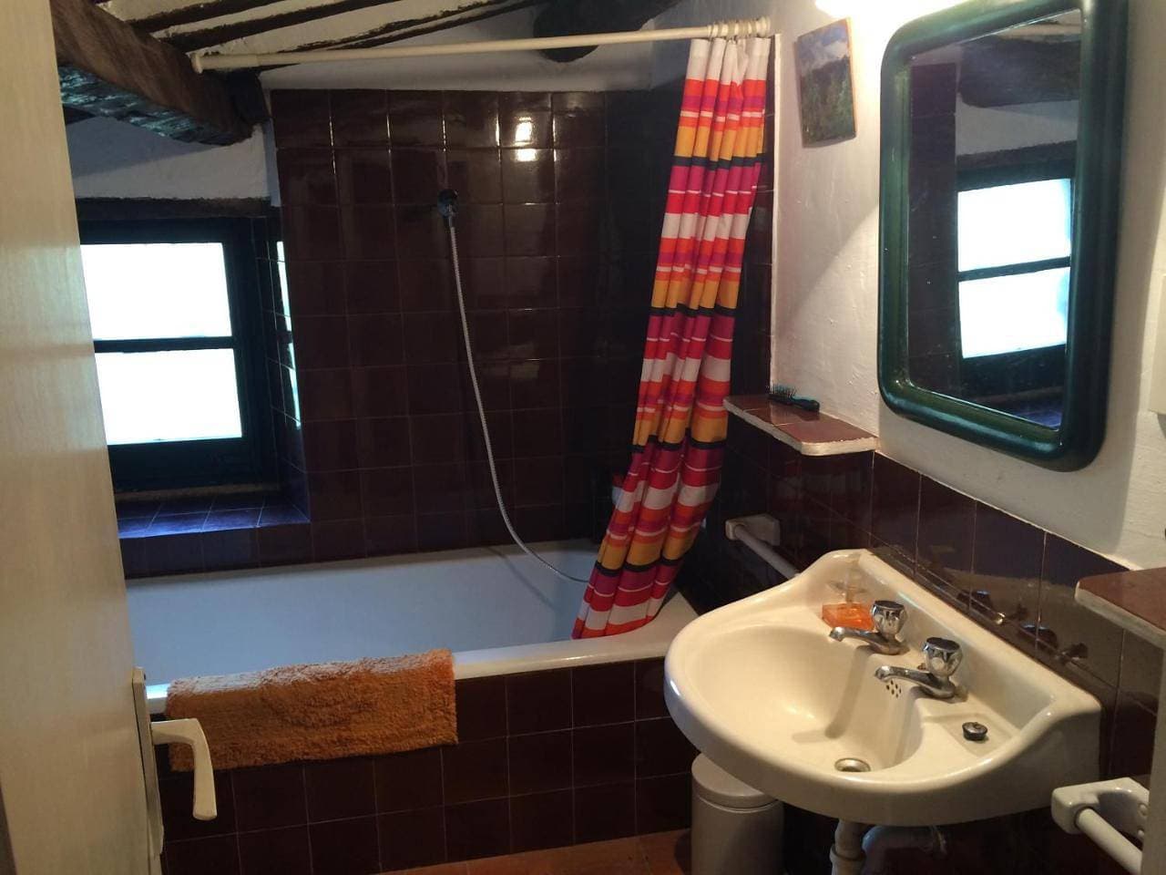 Foto 12 von 12: Twin Room with Shared Bathroom
