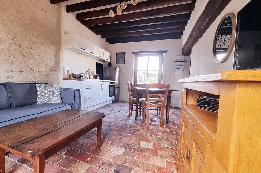 2-person gîte with swimming pool 1
