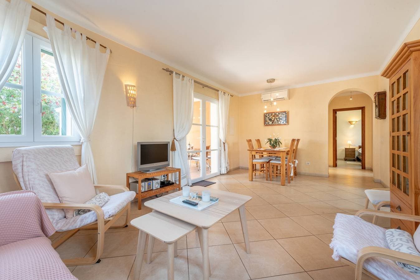 Foto 10 von 29: Traumhaftes Ferienhaus mit Pool, WLAN und Terrasse; Parkplätze vorhanden