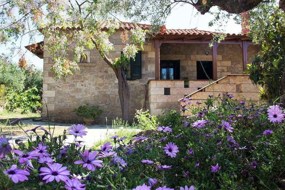 Traditionelles Ferienhaus in der Ruhe des Olivenhains 1