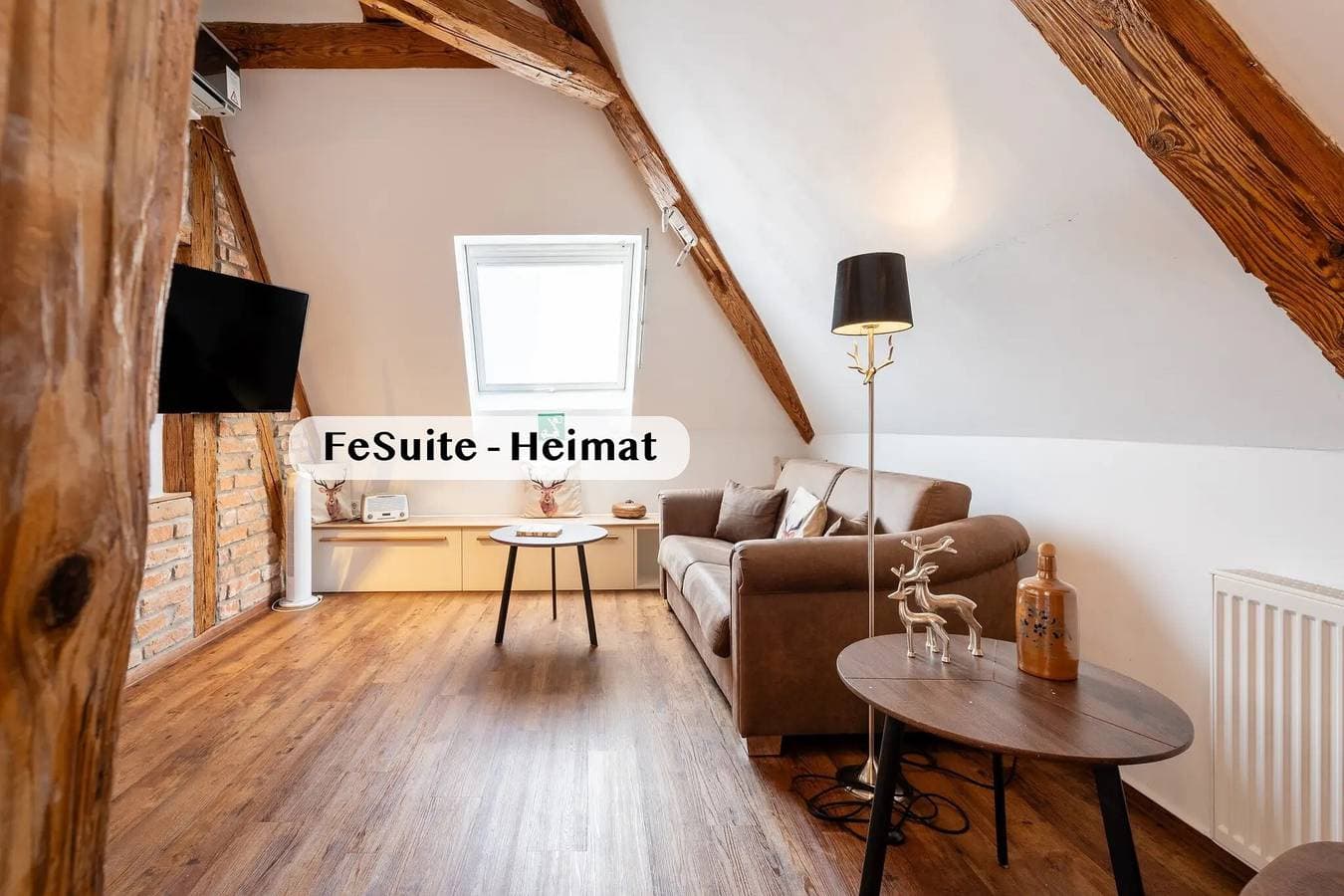 Foto 5 von 30: 'Suite Heimat' mit Kingsize-Bett und Klimaanlage