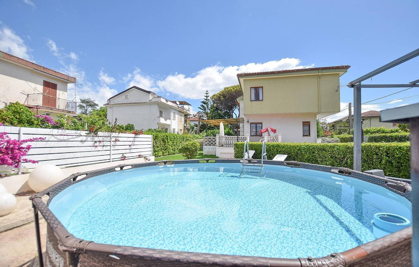 Foto 7 von 33: Appartement am Strand mit Pool, Terrasse und Garten