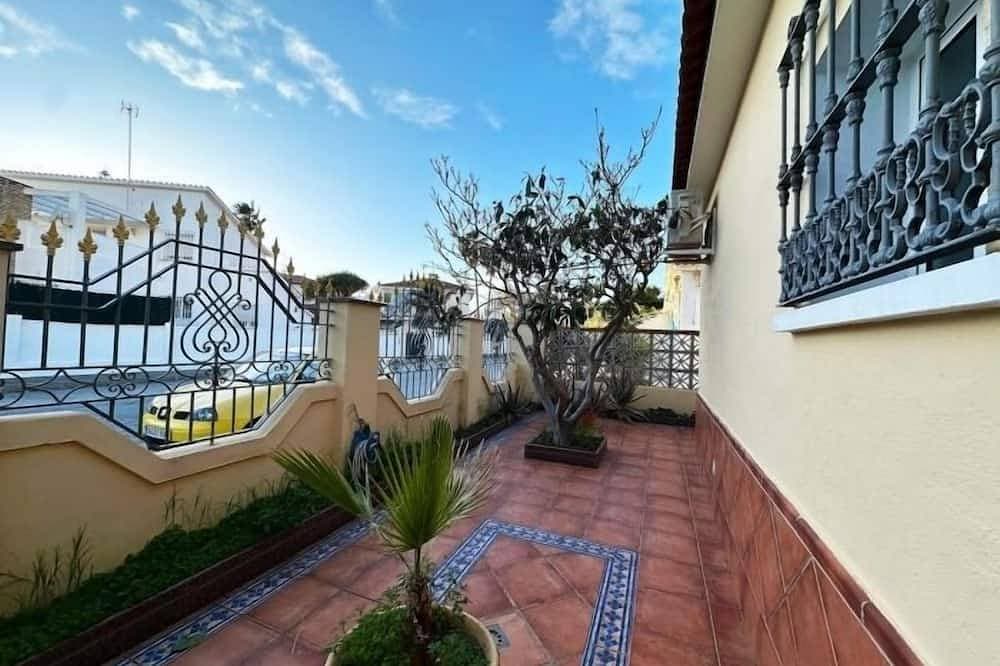 Foto 9 von 30: 3-Bedroom Villa with Garden, BBQ and Pool, 350 m from the Beach
