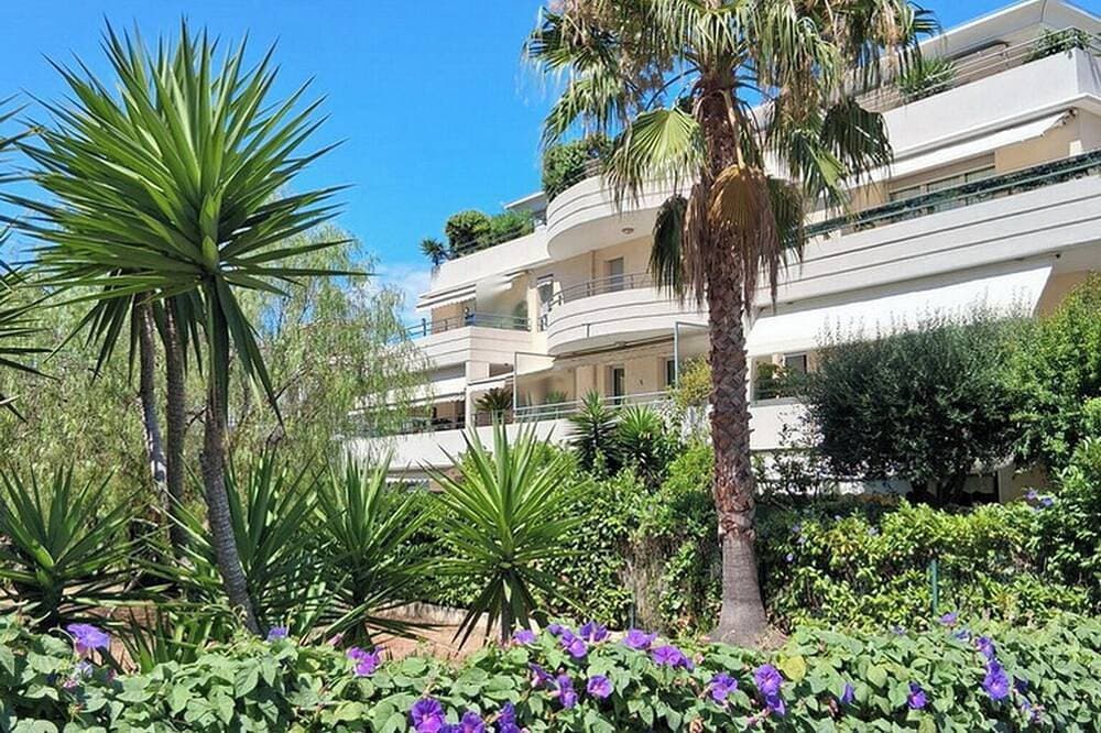 Air-conditioned 2-room apartment with a terrace, a 3-minute walk from the beach and restaurants 1