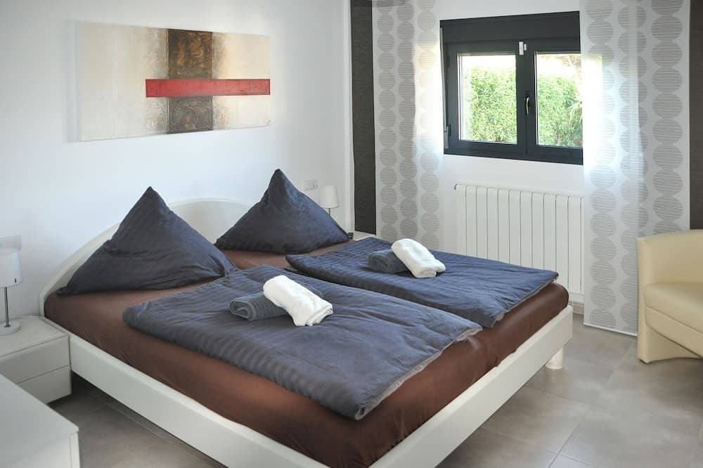 Foto 2 von 30: Moderner Bungalow mit beheiztem Pool, 50m vom Meer - Whirlpool -