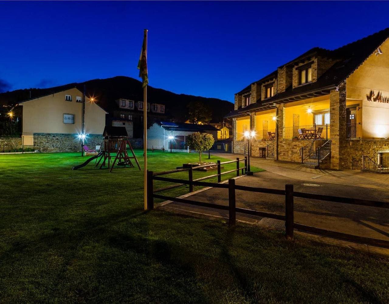 Foto 2 von 10: Casa Rural Cuartal im Laciana-Tal – Pool und Natur pur