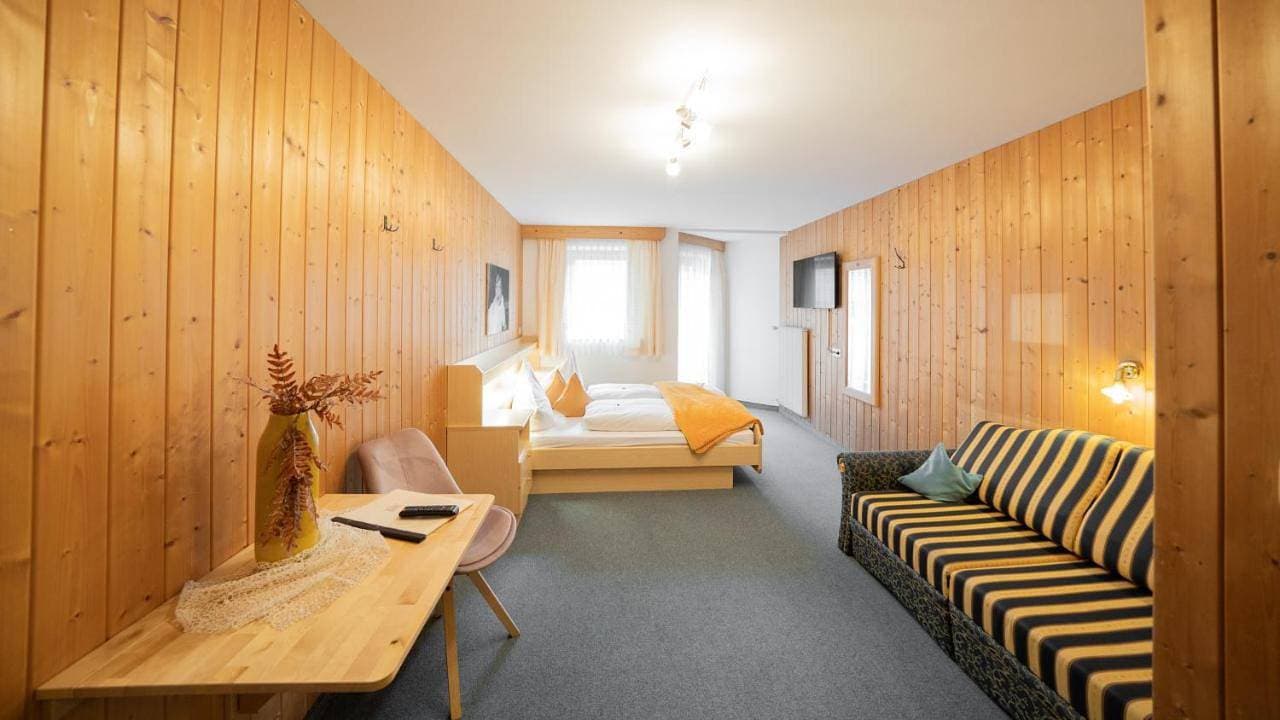 Foto 7 von 11: Double Room with Balcony and Mountain View