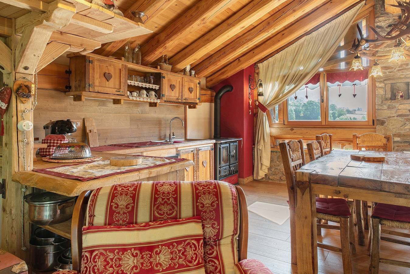 Foto 11 von 53: Apartment im Chalet 'Wohnbereich mit Deluxe-Zimmer' mit Bergblick