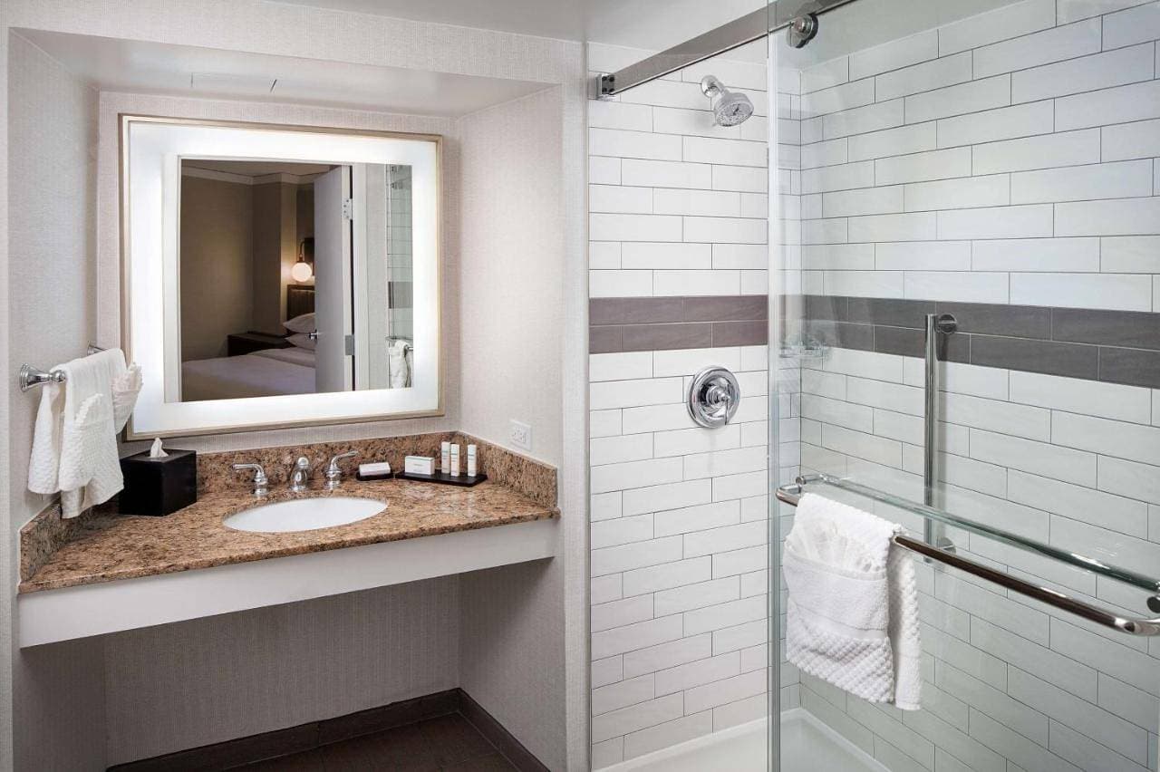 Foto 9 von 10: Suite with One King Bed, One Queen Sofa Bed and Shower