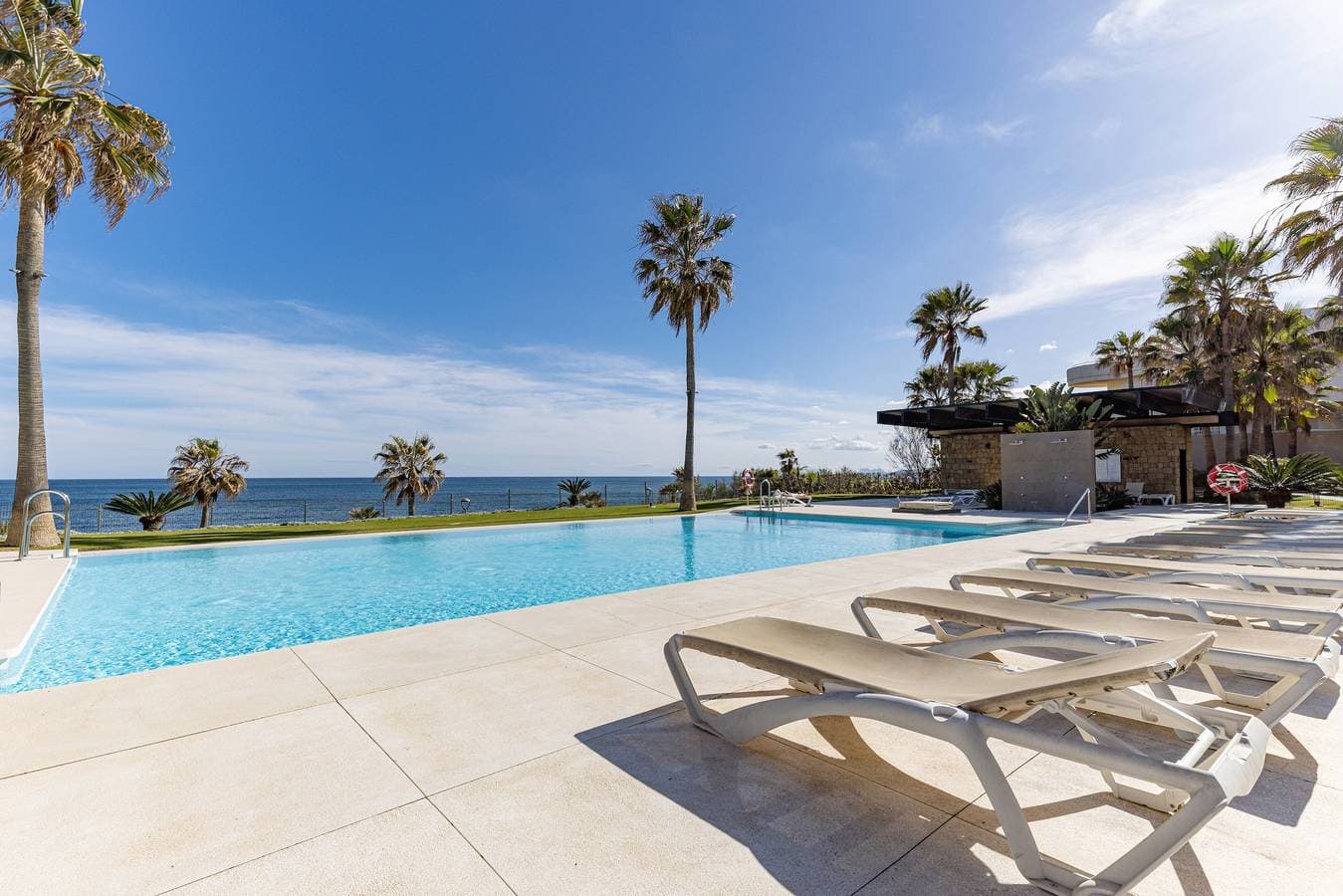 Foto 3 von 25: Ferienwohnung 'Modern Frontline Beach - Estepona' mit Meerblick, WLAN und Klimaanlage
