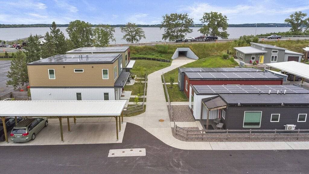 Foto 11 von 40: Flx Solar Powered Village/Tunnel to Seneca Lake!
