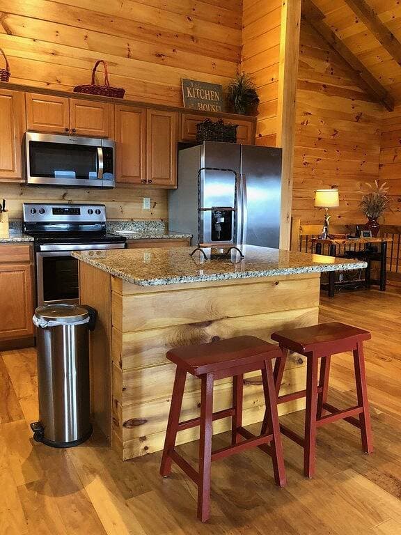 Foto 9 von 49: Awesome Views at High Elevations - 1 bedroom with King bed, 3 bath cabin