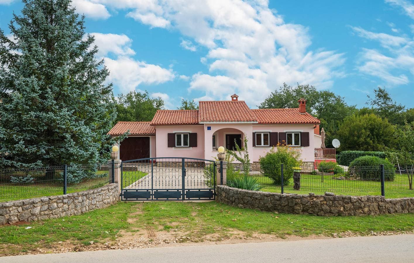 Charmante Unterkunft, 2 km von Raša entfernt: WLAN, Klimaanlage, Terrasse und Parkplatz! 1
