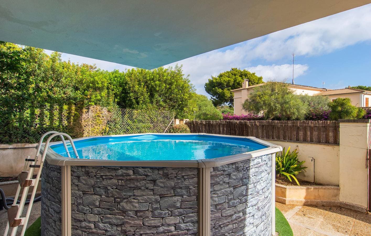 Foto 7 von 47: Gemütliches Appartement mit Terrasse, Pool & AC, 1km bis Cala Petita