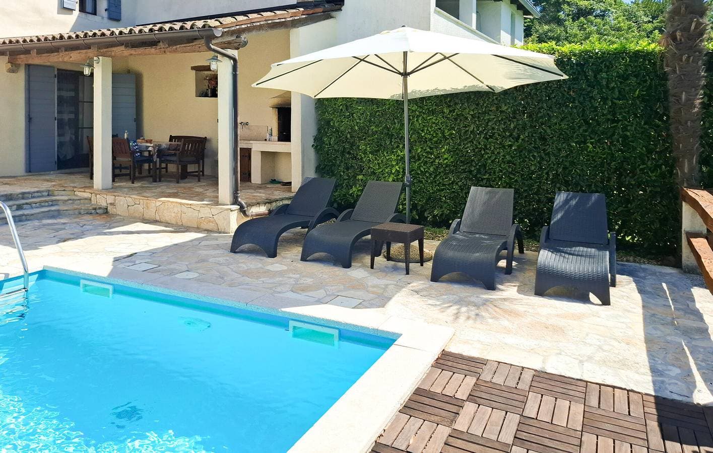 Modernes Apartment mit 2 Schlafzimmern, Pool und Terrasse in der Nähe des Flusses Pazinčica 1