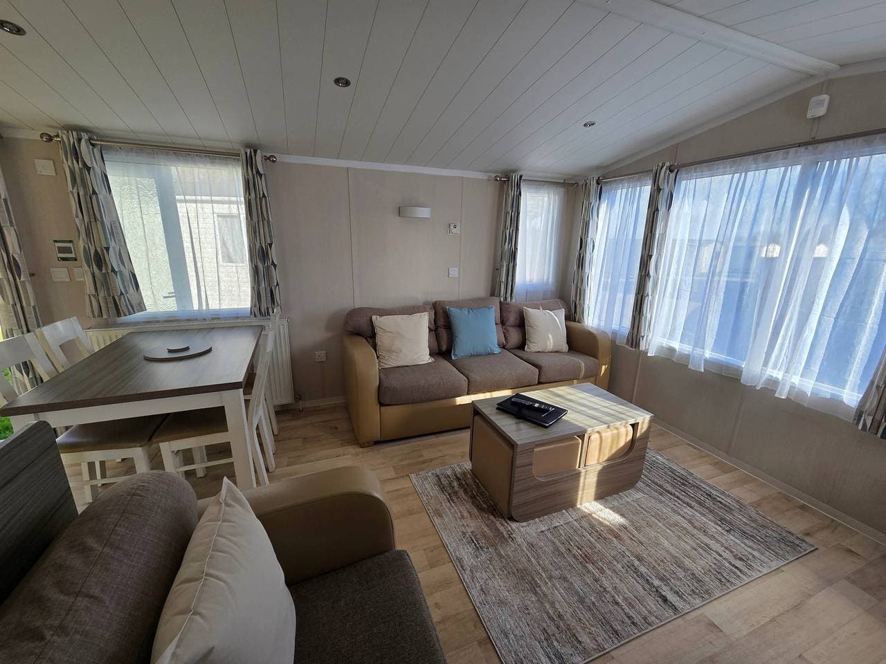 Foto 3 von 15: Blockhütte für 6 Personen mit Terrasse