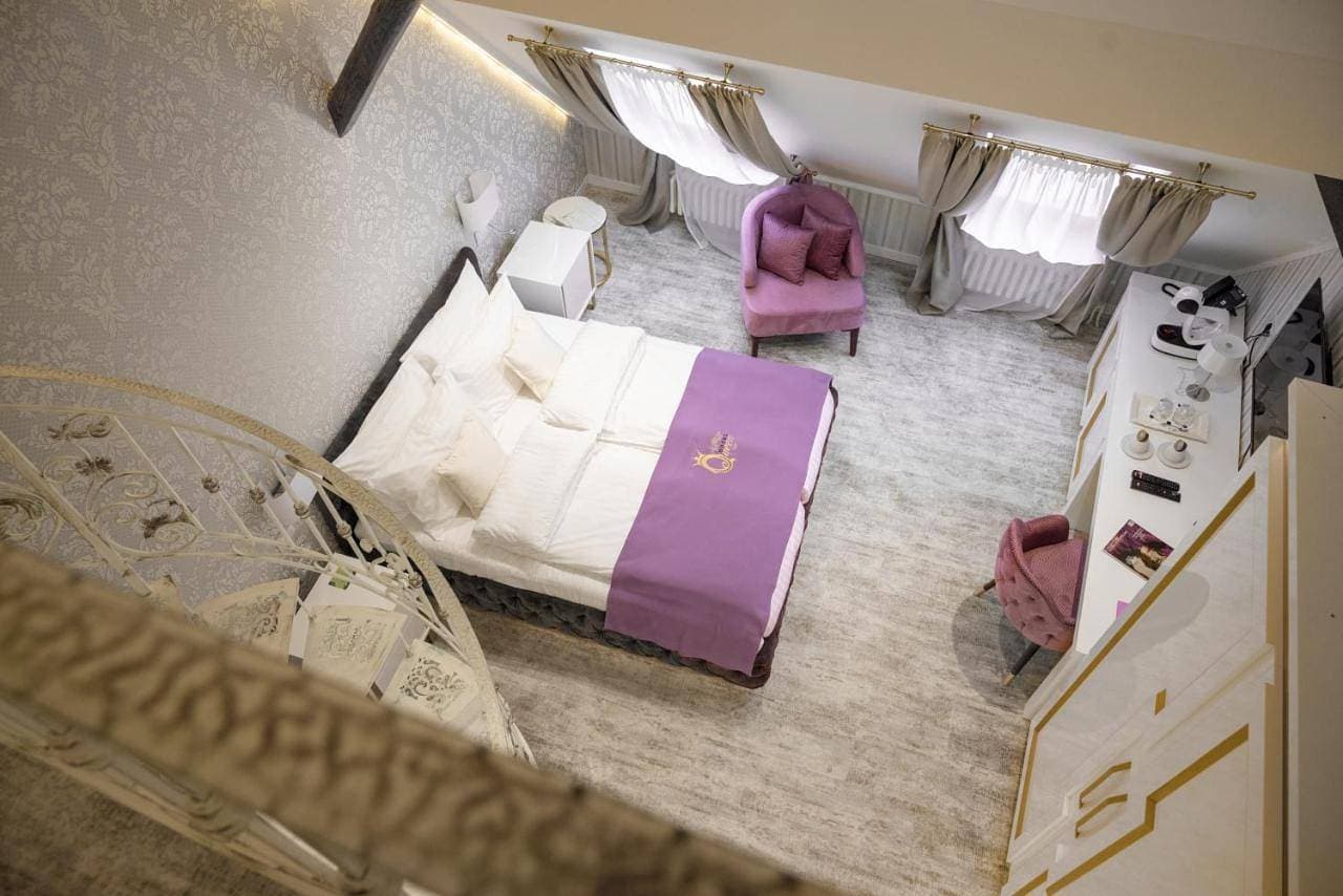 Queen Palace 1