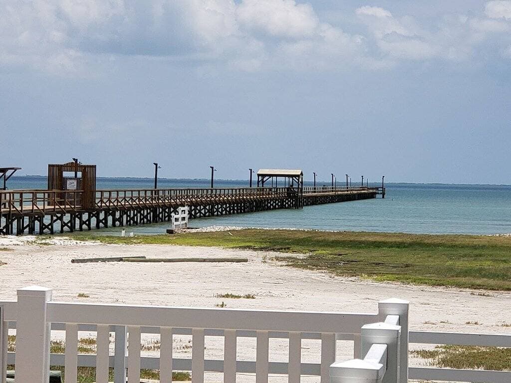 Foto 4 von 31: Kommen Sie zum Angeln und machen Sie einen Ausflug zum Strand am Benjamin's Pier!