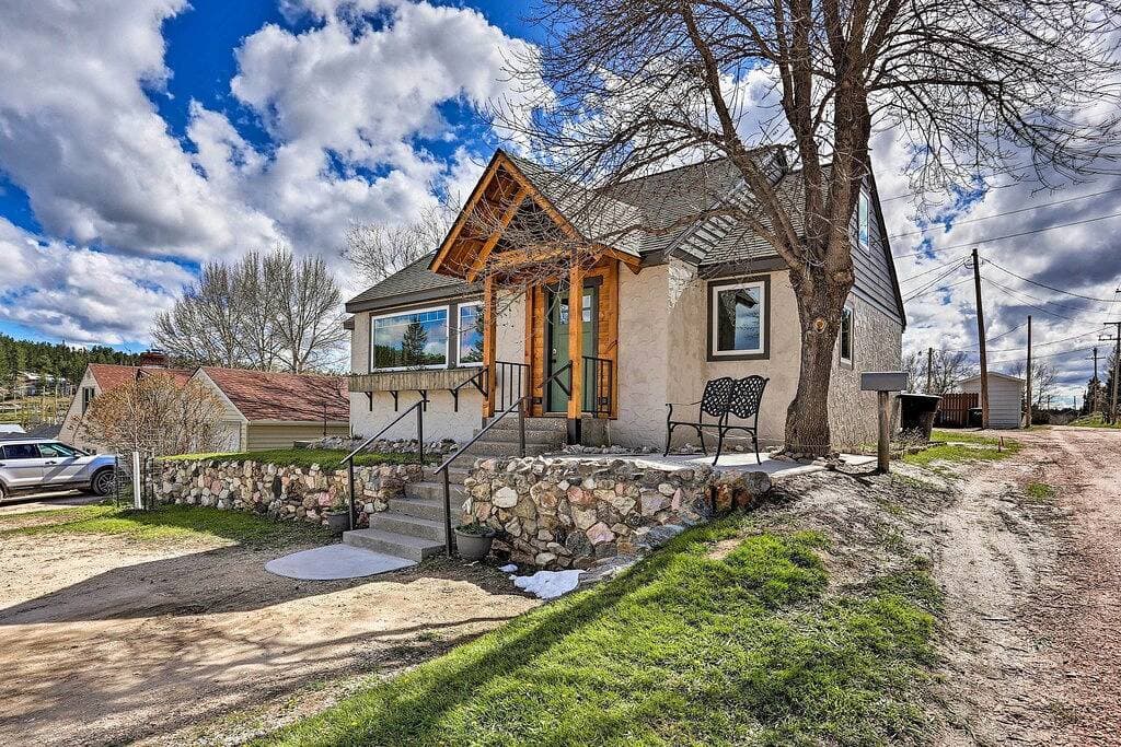 Foto 3 von 33: Cozy Custer Cottage w Deck: Walk to Shops & Food!