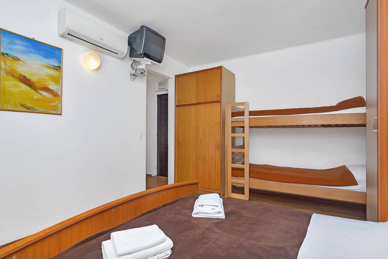 Foto 12 von 19: Studio Appartement am Strand Bucht Pokrivenik, Hvar As-5231-c