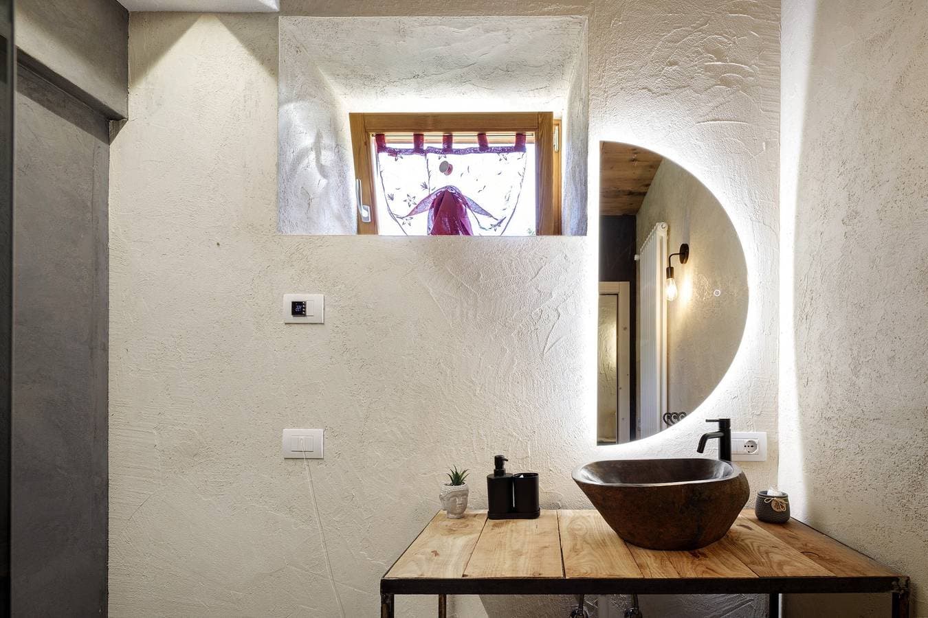 Foto 13 von 40: La Finestra sul Grappa – Zimmer „Monte Peurna“ mit Bergblick, Gemeinschaftsterrasse & WLAN