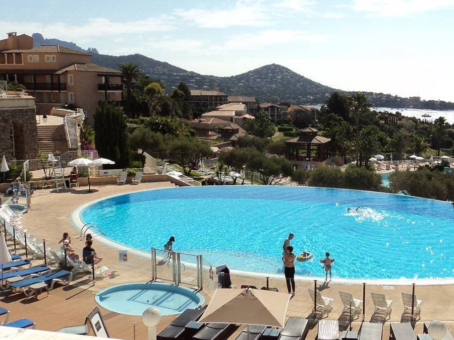 Foto 4 von 36: Pierre & Vacances Village Cap Esterel - Studio 4 personen - Studio 4 Personen - 1 Schlafbereich - Terrasse