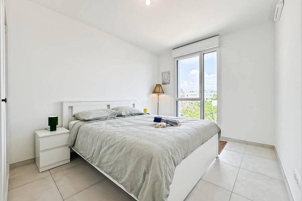 Foto 3 von 9: Modern, Brand-New Apartment with AC & Rooftop Pool – Walk to Beach & Port
