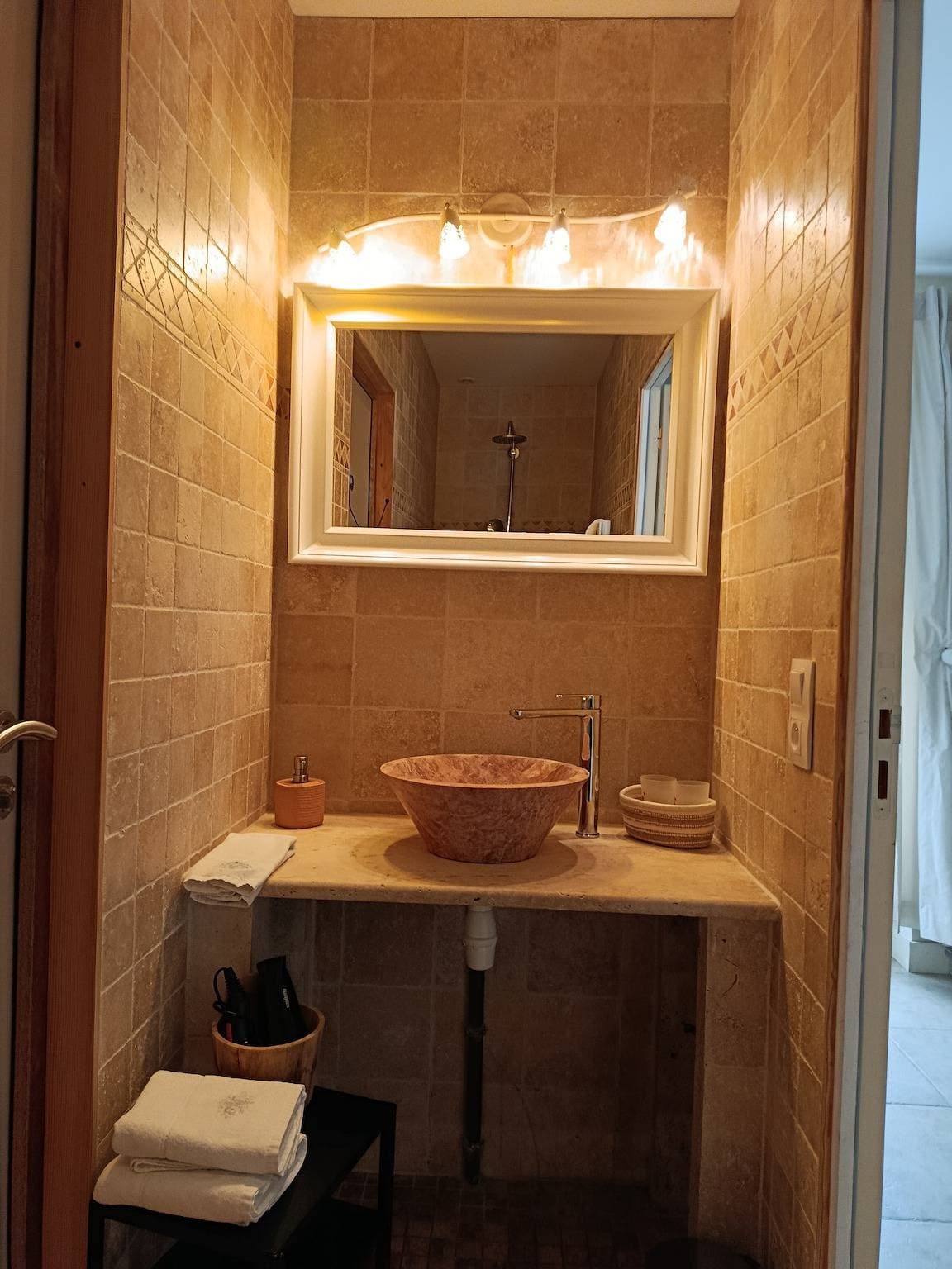 Foto 10 von 48: Zimmer 'L'étable' mit Gemeinschaftspool und gemeinsamer Terrasse