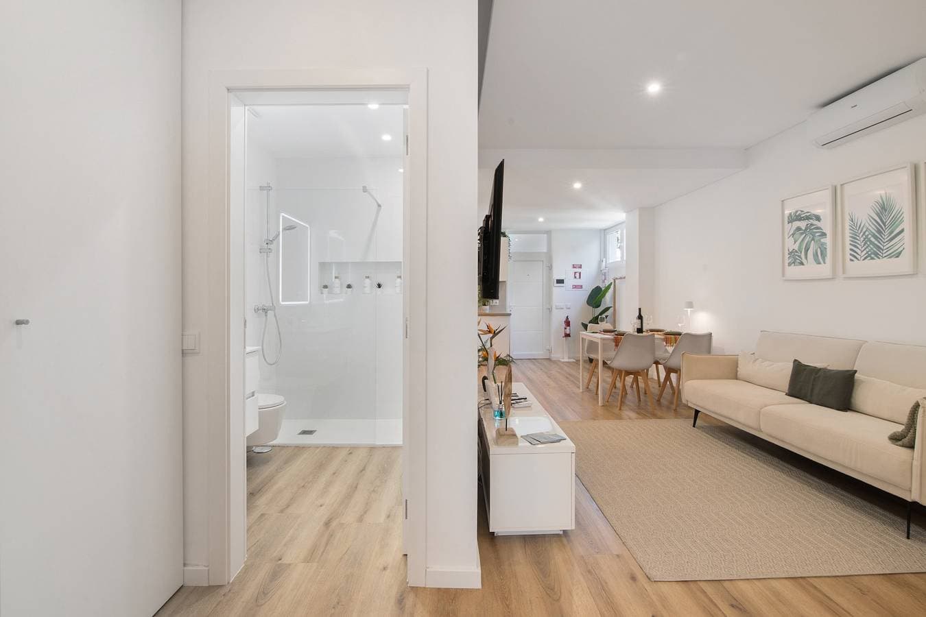 Foto 8 von 24: Ferienwohnung 'Downtown Lux' mit gemeinsamer Terrasse, Wi-Fi und Klimaanlage