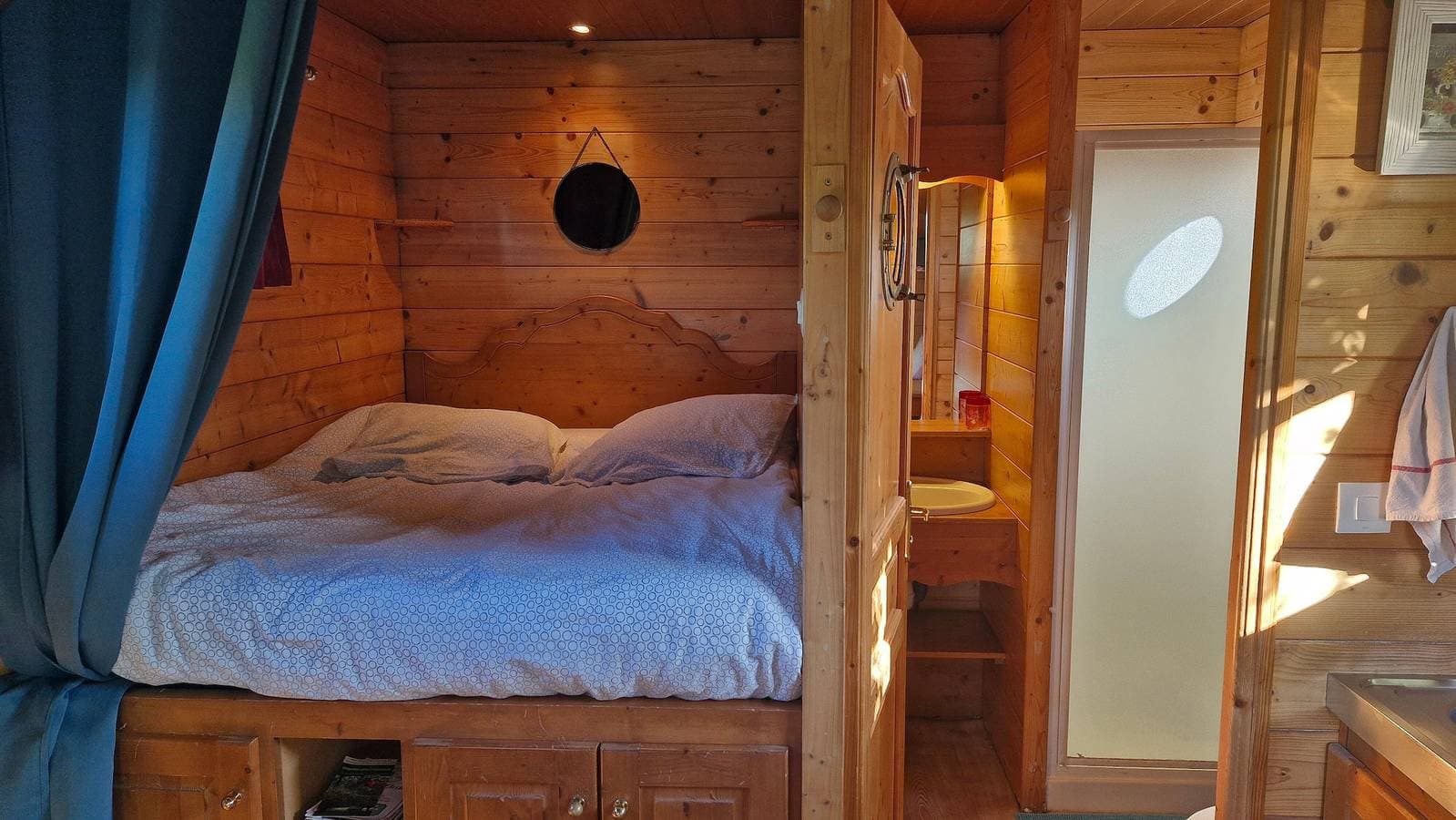 Foto 12 von 25: Bohème-Gîte im Zirkuswagen für 2–4 Personen nahe Honfleur mit Pool