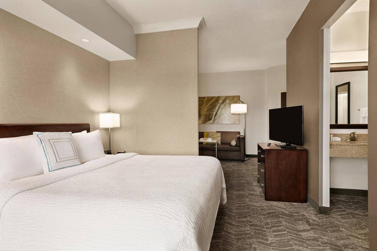 Foto 6 von 11: King Suite with Sofa Bed