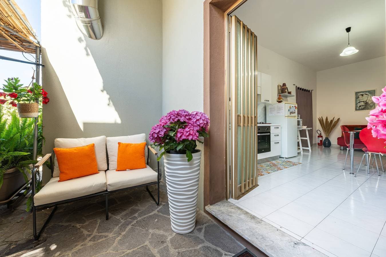 Foto 4 von 28: Ferienwohnung 'Gerani Rossi' mit Gemeinschaftsgarten, Wi-Fi und Klimaanlage