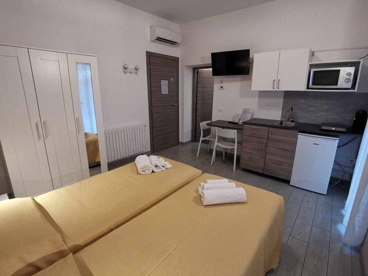 Foto 6 von 25: Twin Room with Private Bathroom
